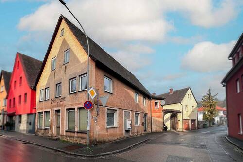 Titelbild - Viel Raum für Familie, Selbstständigkeit oder kreative Wohnideen - großes Wohnhaus mit Scheune