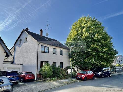 Strassenansicht - Zweifamilienhaus mit Option auf Erweiterung, bereits frei!