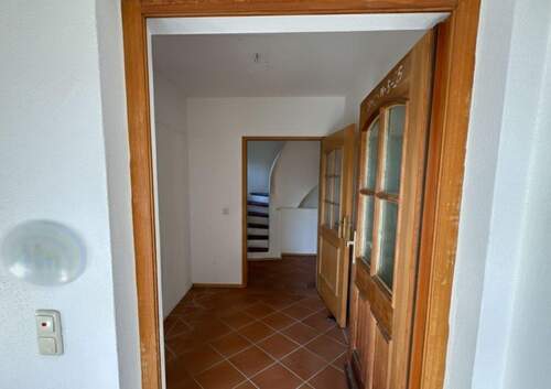 Eingang - 6 Zimmer Einfamilienhaus zur Miete in Großhelfendorf