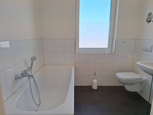 Bad - Etagenwohnung mit 79,80 m&sup2; in Greifswald zur Miete