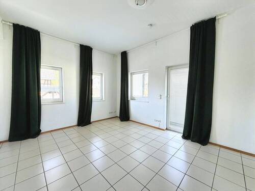 Schlafzimmer mit viel Tageslicht und Zugang zum Balkon - 