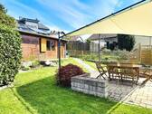 mit schöner Terrasse und großzügiger Gartenhütte - 