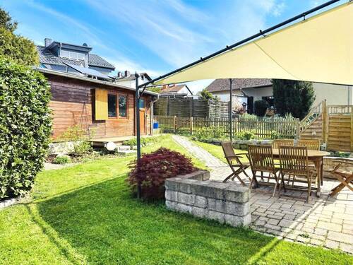 mit schöner Terrasse und großzügiger Gartenhütte - 