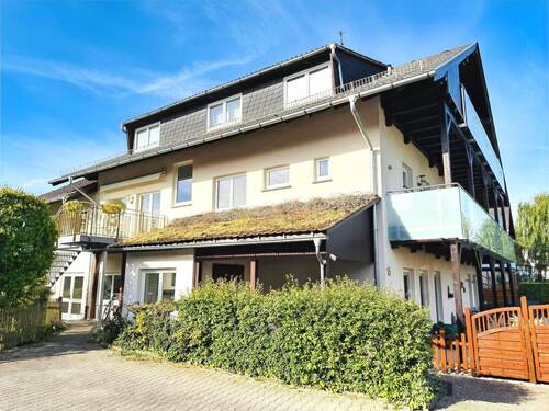 Straßenansicht - Individuell geschnittene Wohnung mit großem Garten in ruhiger Lage