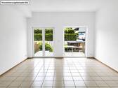 Erstes Wohnzimmer mit Zugang zum Balkon und zum Garten - 