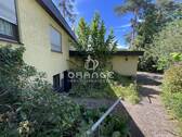 Rechts Garage, links Zugang zum Keller - 