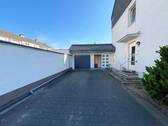 Ansicht Einfahrt und Bungalow - 1 Zimmer Mehrfamilienhaus, Wohnhaus in Leverkusen