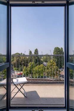 Blick auf den Balkon - 4 Zimmer Etagenwohnung zum Kaufen in Berlin