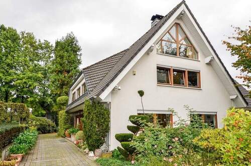 Hausansicht - Möbilierte Einliegerwohnung für EINE Person ab 40 Jahren in einem sehr exklusiven Einfamilienhaus in ruhiger, ländlic...