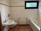 Bad mit Wanne und Dusche - 