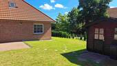 Garten mit Blick auf Schuppen - 