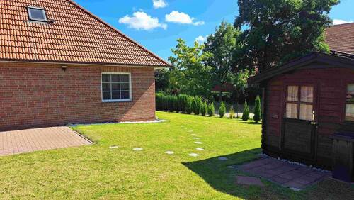 Garten mit Blick auf Schuppen - 