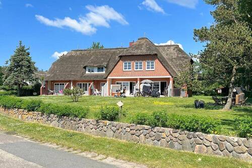 Außenansicht im Sommer - Reetgedecktes Endhaus (Ferienwohnung) in begehrter Lage