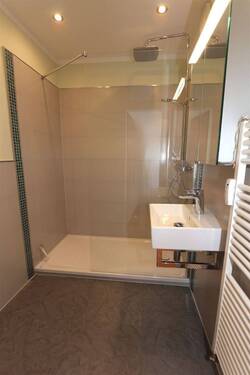 Badezimmer mit Waschmaschinenanschluss - 