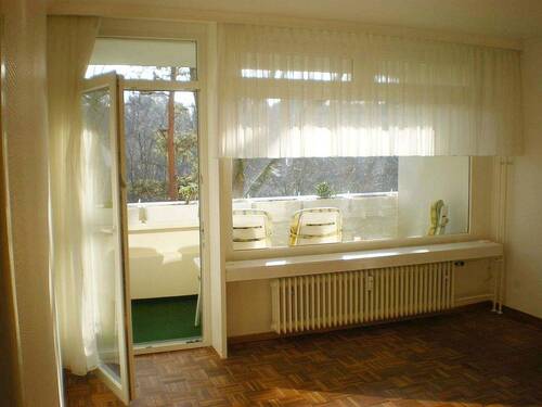 Wohnzimmer - Provisionsfreie, gepflegte und moderne 2 Zimmerwohnung mit Balkon in Berlin Westend