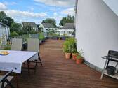 Terrasse / Dachfläche - Lichtdurchflutete Dachgeschoss-Wohnung in ruhiger Wohngegend