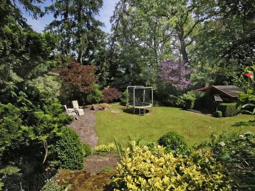 Herrlicher Garten, geschmackvoll gestaltet und sehr gepflegt mit altem Baumbestand - Freistehendes Einfamilienhaus mit persönlichem Gartentraum