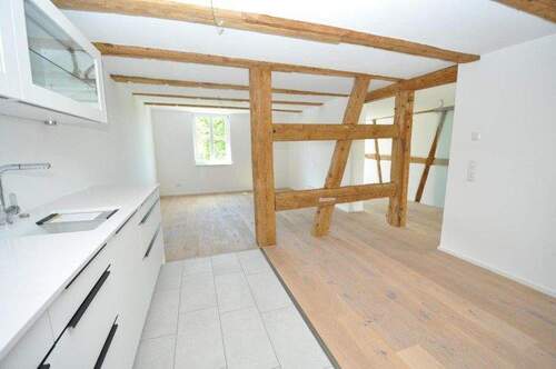 Kochen / Wohnen - Wohnen im Denkmal mit Flair: hochwertige 2½-Zimmerwohnung mit Balkon EBK - frei ab 022026