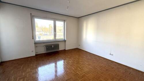 großes Schlafzimmer mit Zugang Balkon - 3 Zimmer Etagenwohnung in Ravensburg