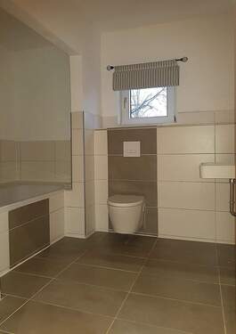 Erdgeschoss - Bad mit Wanne - 