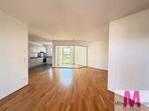  Wohnzimmer - Moderne 3,5-Zimmer-Wohnung mit hochwertiger Ausstattung, Balkon und TG-Stellplatz mit Wallbox in Bestlage von Nürnberg