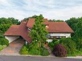 Straßenansicht vom Haus - Bous-Höhenlage, 2-Fam.-Haus, Traminerweg , architektonisch einmalig