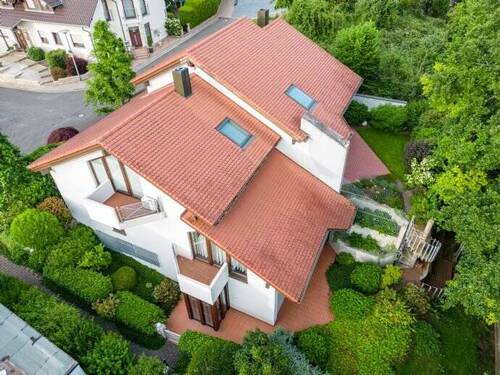 Blick zum Haus und in die begrünte Umgebung - 7 Zimmer Mehrfamilienhaus, Wohnhaus zum Kaufen in Bous