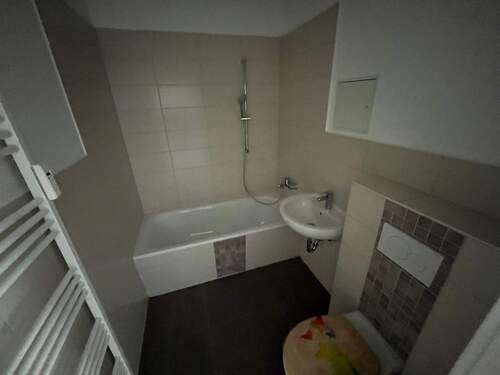 Badezimmer mit Wanne und Handtuchheizkörper - 