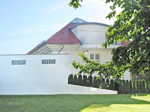 Hausansicht mit Garage und Balkon - 