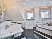 Großes Master-Bad im Dachgeschoss - 
