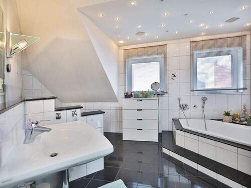 Großes Master-Bad im Dachgeschoss - 