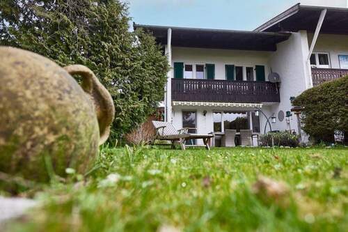 Garten mit nicht einsehbarer Sonnen-Terrasse - 4 Zimmer Reihenendhaus in Rottach-Egern