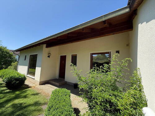 Haus Straßenseite - Freistehendes Einfamilienhaus in Sulzbach-Rosenberg auf großzügigem Grundstück in attraktiver Lage