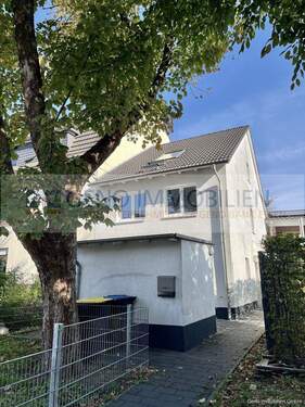 Strassenansicht - Einfamilienhaus mit öffentlicher Förderung ist sofort frei für Sie!