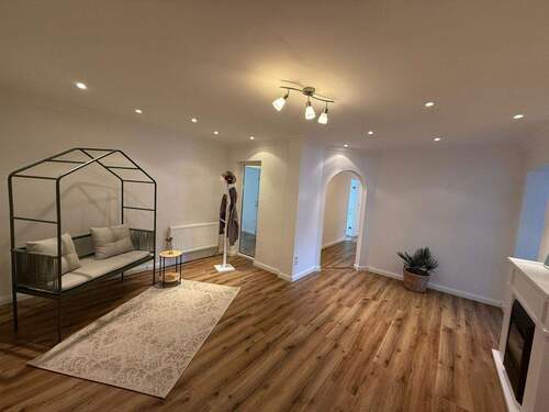 Eingangsbereich große Wohnung - 5 Zimmer Etagenwohnung zum Kaufen in Cuxhaven - Altenwalde