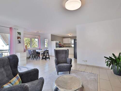 Blick vom Wohnbereich zur offenen Küche - 