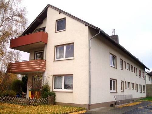 Hausansicht - Die Natur vor der Haustür: 3-Zimmer-Dachgeschosswohnung mit Balkon und Stellplatz in Spenge-Hücker-Aschen