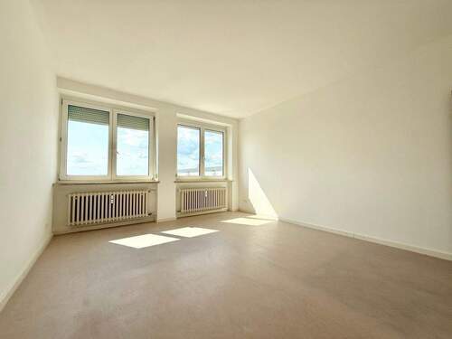 Großer Essbereich bald mit Zugang Südwestbalkon - Wenn Träume wahr werden! Große 2,5-Zimmer-Wohnung mit Sonnenbalkon zum Wohlfühlen, neue Böden & Bad!