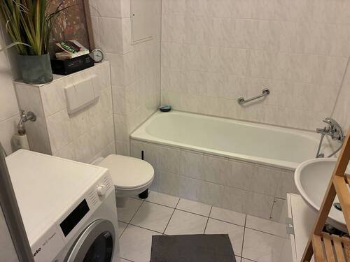 4.) Badezimmer mit Dusche & Wanne.jpg - Etagenwohnung mit 78,00 m&sup2; in Henstedt-Ulzburg zur Miete