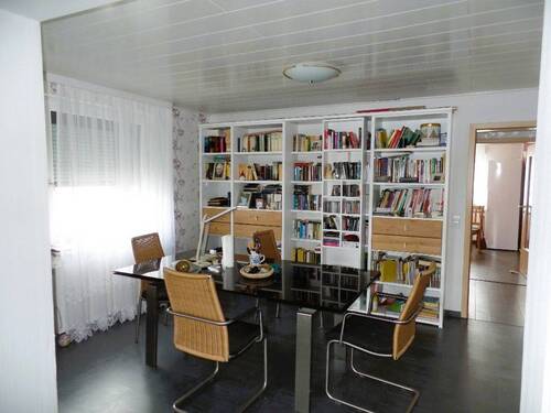 Erdgeschoss - Wohnzimmer (Bücherregal kann übernommen werden) - 