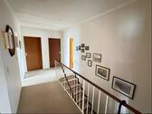 Flur EG mit Treppe KG - 