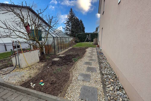 Ostseite mit Gewächshaus und Gartenbrunnen - 