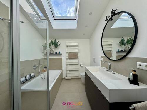 Badezimmer mit Wanne und Dusche - 