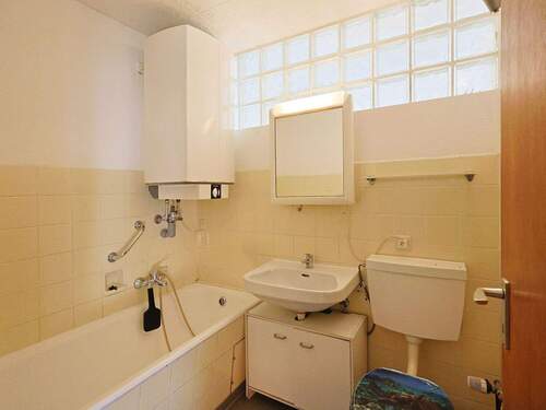 Tageslichtbad mit Duschwanne - Etagenwohnung mit 37,00 m&sup2; in Wildberg zum Kaufen