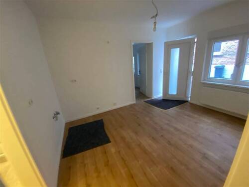 Blick von SZ zur Wohnküche und Eingangsbereich - 2 Zimmer Etagenwohnung in Weimar