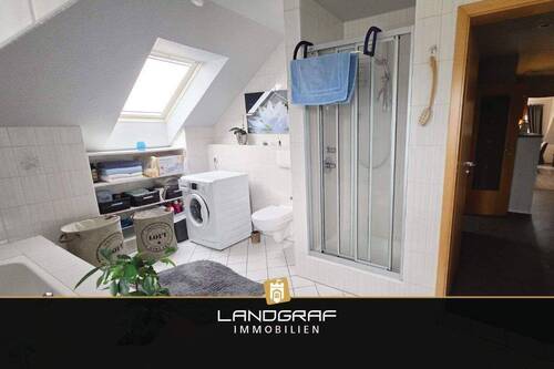 Bad mit Dusche und Badewanne - 