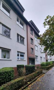Hausansicht - GELEGENHEITI!!! RENOVIERTE + GEMÜTLICHE 3 ZIMMER WOHNUNG mit BALKON in ESSEN - SCHÖNEBECK!!!
