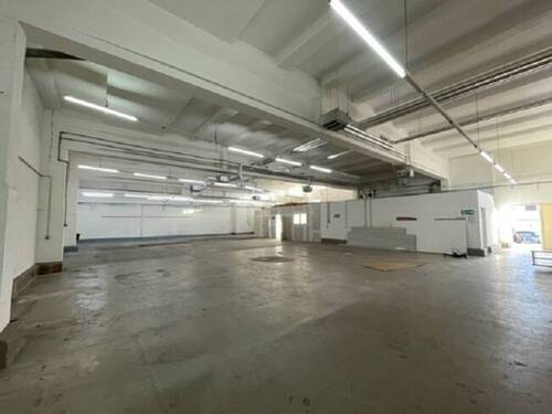 Halle - Lagerhalle + Büroraum in Potsdam