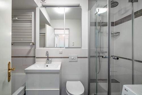 Bad mit Wanne und Dusche - 