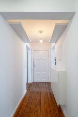 Flur mit Blick zum Eingang - 